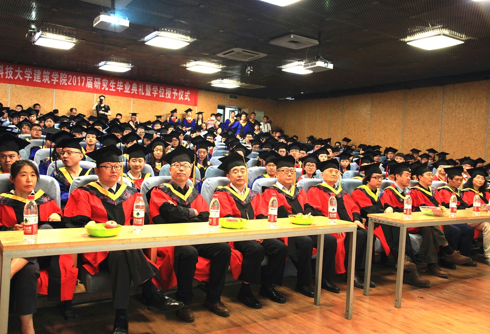 1498662818596606.jpg 5参加毕业典礼.JPG